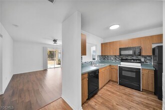 1044 SE 11th St in Cape Coral, FL - Foto de edificio - Building Photo