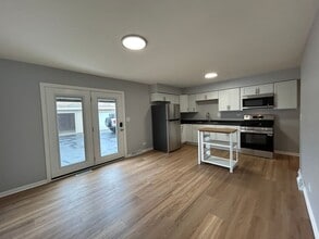 350 1st Ct in Crystal Lake, IL - Foto de edificio - Building Photo