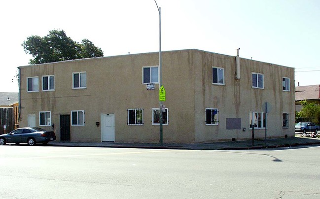 Sawhney Apartments in Oakland, CA - Building Photo - Building Photo