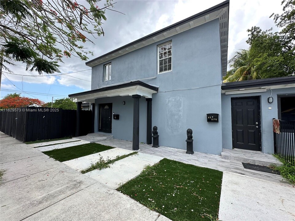 2275 NW 30th St in Miami, FL - Building Photo