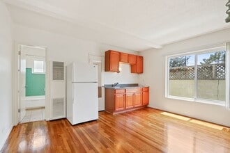 1010 Pico Blvd in Santa Monica, CA - Building Photo - Building Photo