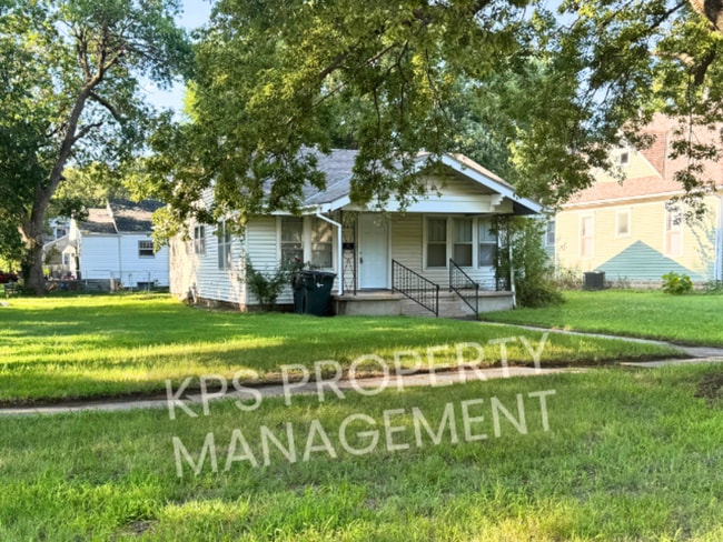 property at 902 E 8th St