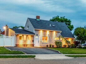 29 Pintail Ln in Levittown, NY - Building Photo