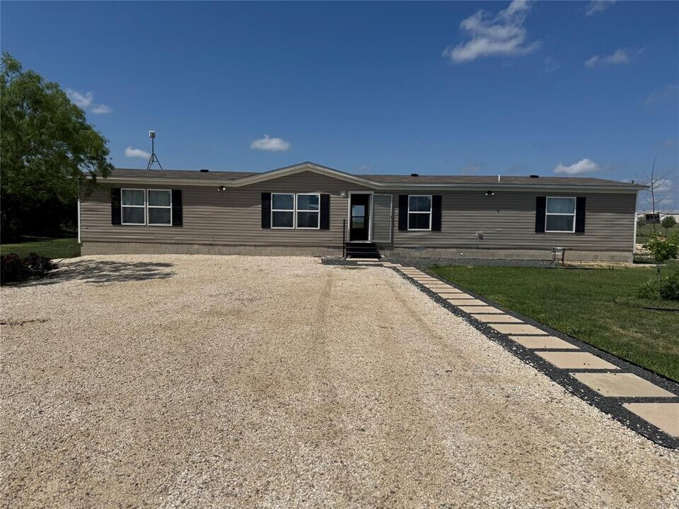 104 Dockal Dr in Bertram, TX - Building Photo
