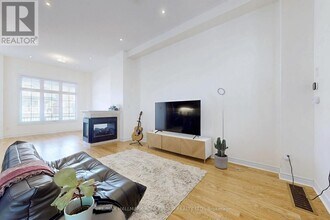 90 Braebrook Dr in Whitby, ON - Building Photo - Building Photo