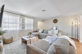 3301 NW 42nd St in Fort Lauderdale, FL - Foto de edificio - Building Photo