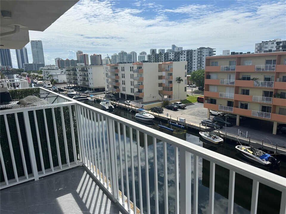 3536 NE 168th St, Unit 308 in North Miami Beach, FL - Building Photo