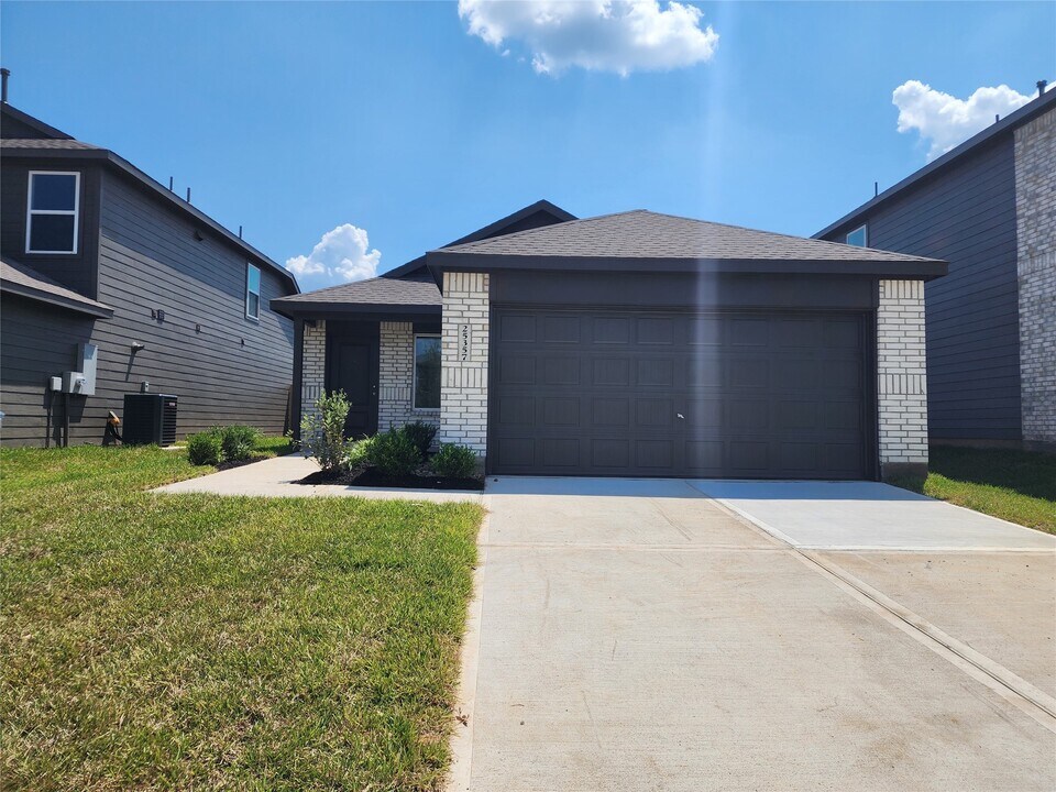 25357 Carnation Ct in Magnolia, TX - Building Photo