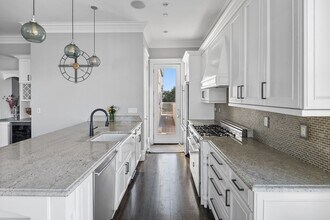 322 W 4th St, Unit 4 in Boston, MA - Foto de edificio - Building Photo