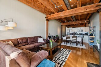 333 S Desplaines St, Unit 512 in Chicago, IL - Foto de edificio - Building Photo