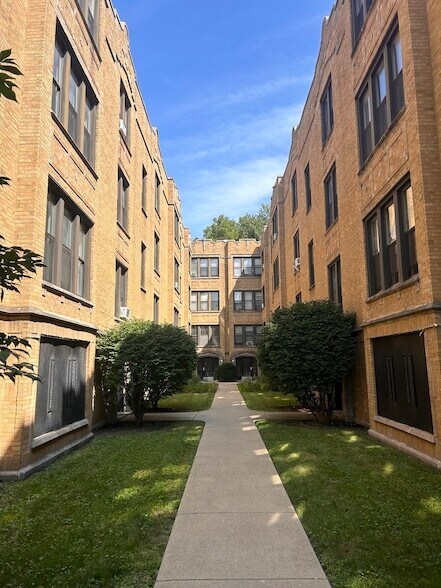 1024 E Hyde Park Blvd in Chicago, IL - Building Photo