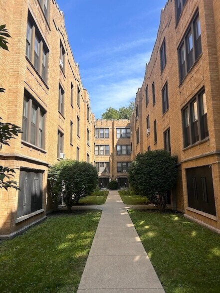 1030 E Hyde Park Blvd in Chicago, IL - Foto de edificio