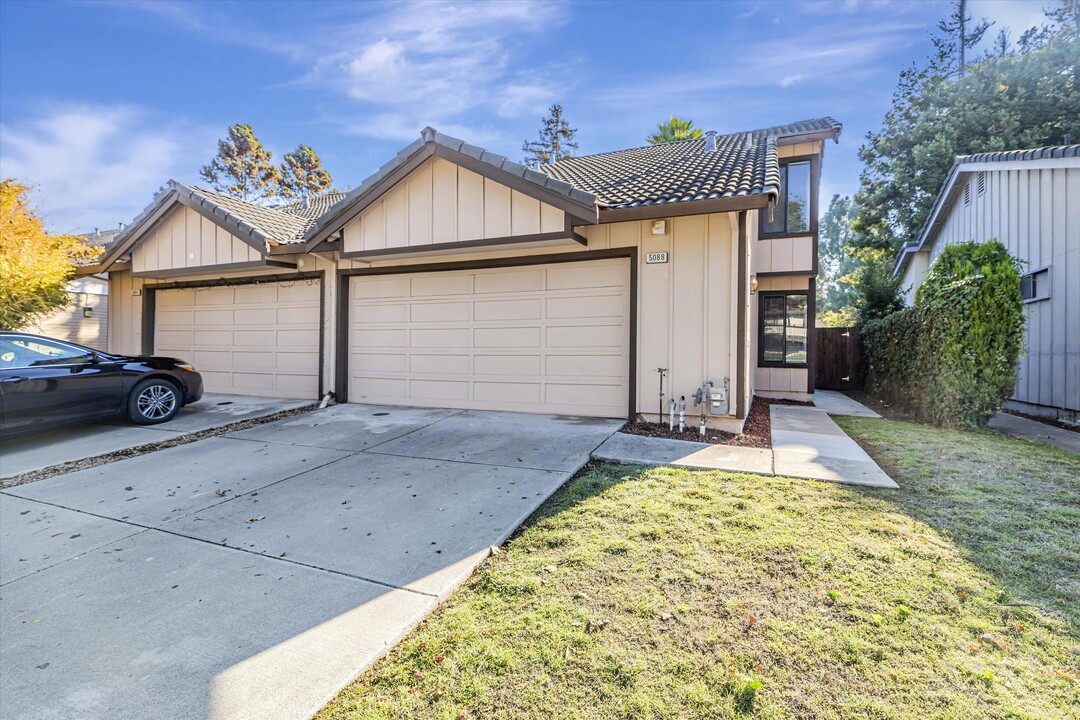 5088 Crandallwood Dr in Fremont, CA - Foto de edificio