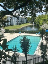 711 N Pine Island Rd in Plantation, FL - Building Photo