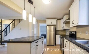 306 MacDonald Ave in Belleville, ON - Building Photo - Building Photo