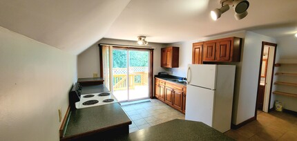 145 Worthington Rd, Unit 2 bed with washer n dryer in Huntington, MA - Building Photo - Building Photo
