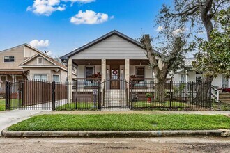 3715 Avenue O 1/2 in Galveston, TX - Building Photo - Building Photo