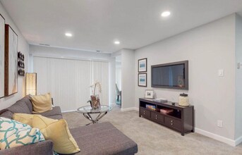 14163 Castle Blvd in Silver Spring, MD - Foto de edificio - Building Photo