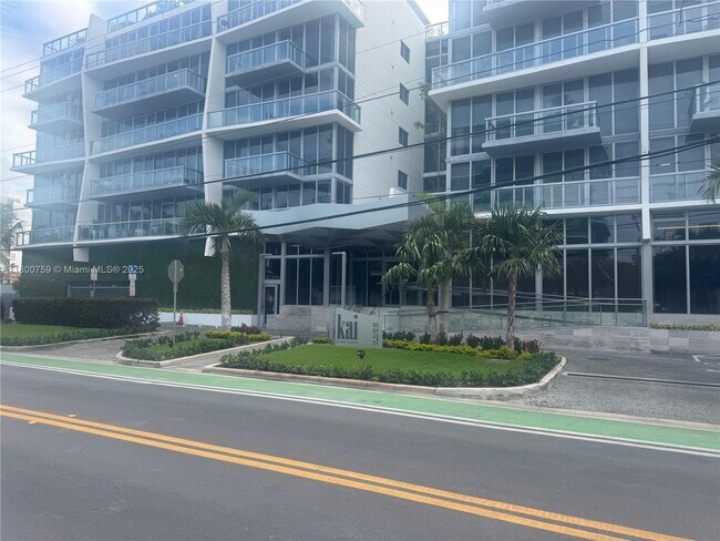 9940 W Bay Harbor Dr in Bay Harbor Islands, FL - Building Photo - Building Photo