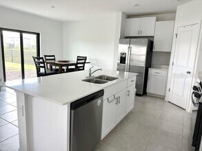 9077 Tequila Sunrise Dr in Sarasota, FL - Building Photo - Building Photo