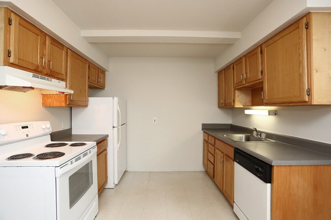 Norwich in Norwich, CT - Building Photo - Interior Photo