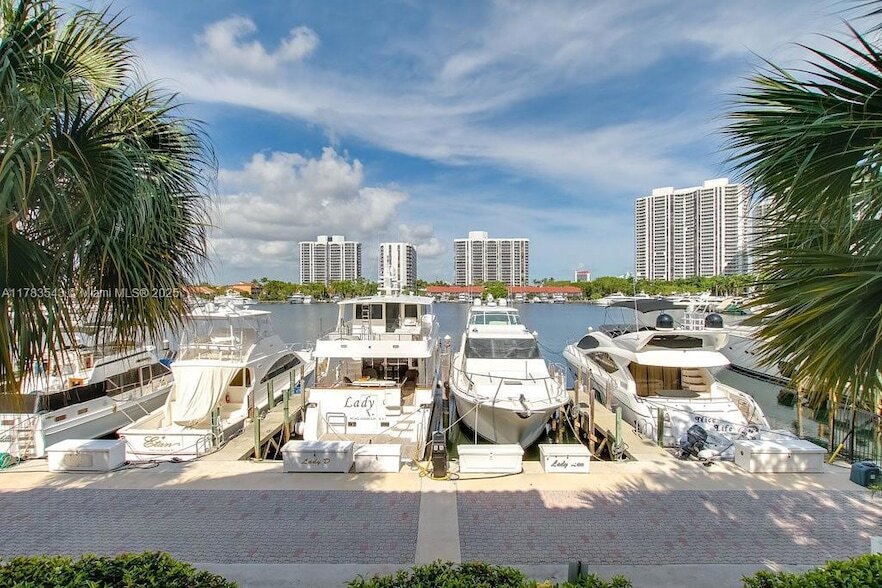 3605 NE 207th St, Unit 3210 in Miami, FL - Foto de edificio