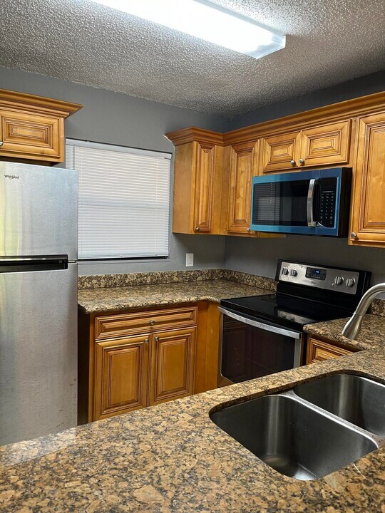 1445 Lake Crystal Dr in Royal Palm Beach, FL - Building Photo