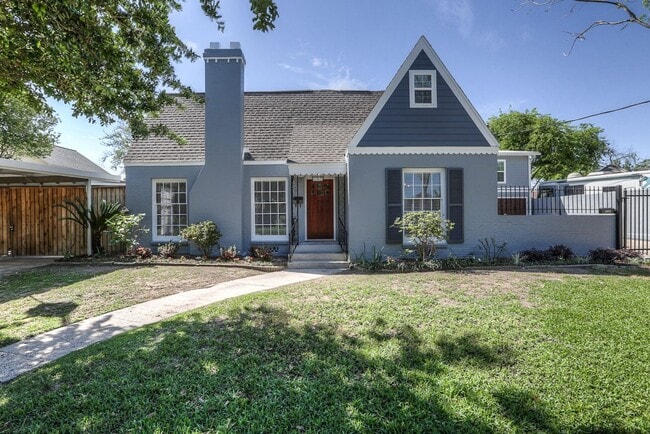 property at 606 Avenue of Oaks St