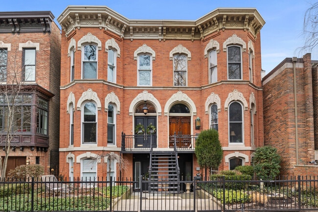 property at 2124 N Sedgwick St