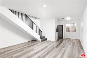 6616 Sylmar Ave in Los Angeles, CA - Building Photo - Building Photo