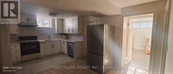 1 Ottawa Ct in Aurora, ON - Building Photo