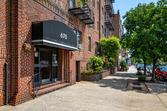 675 86th St in Brooklyn, NY - Foto de edificio - Building Photo
