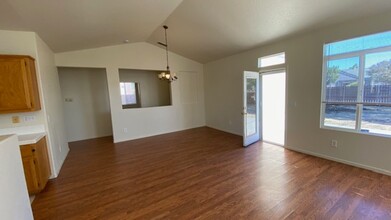 566 Stewart Way in Rio Vista, CA - Building Photo - Building Photo