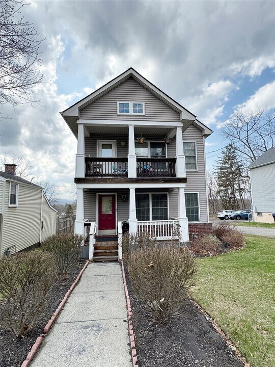 160 N Clinton St in Poughkeepsie, NY - Building Photo