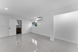 5325 SW 99th Ct in Miami, FL - Building Photo - Building Photo