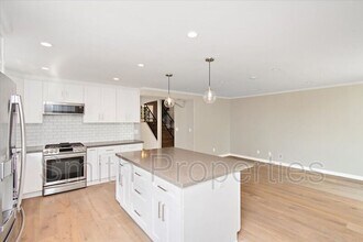 122 S Guadalupe Ave in Redondo Beach, CA - Building Photo - Building Photo