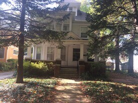 1419 S Lowell Ave, Unit Upstairs in Springfield, IL - Building Photo