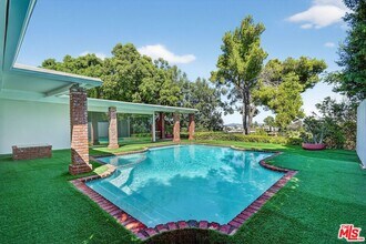 2042 Linda Flora Dr in Los Angeles, CA - Building Photo - Building Photo