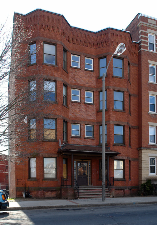 Holyoke Portfolio in Holyoke, MA - Foto de edificio