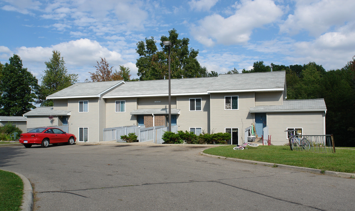 Countryside Manor in Bath, MI - Foto de edificio