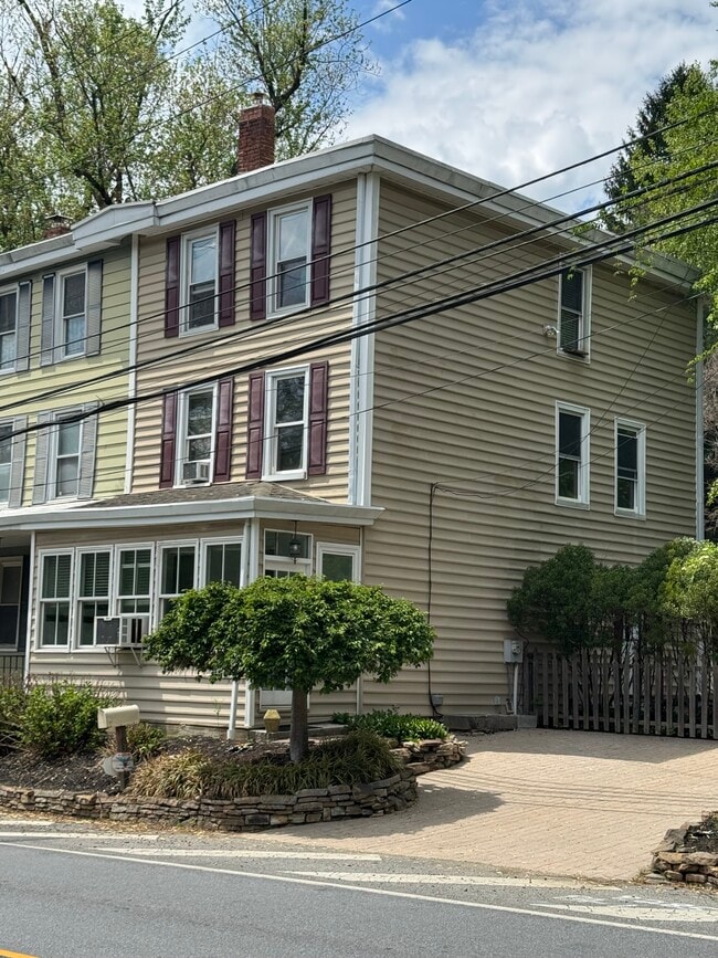 property at 113 W Brookhaven Rd