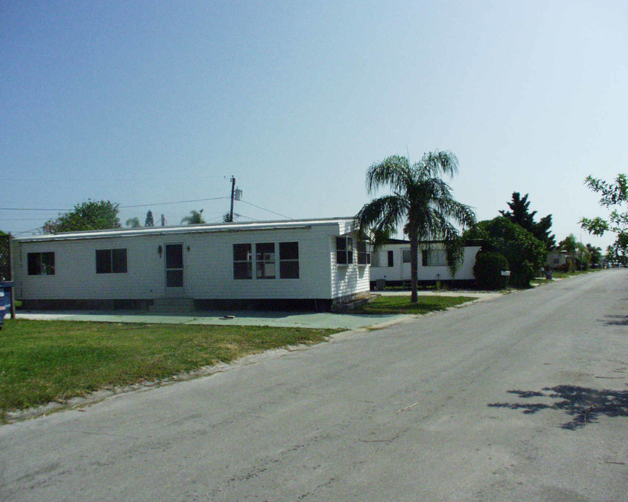 Snug Harbor in St. Petersburg, FL - Building Photo