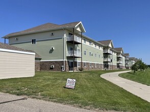 Minot Place in Minot, ND - Foto de edificio - Building Photo