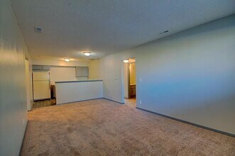 2450 Shaker Ct, Unit #1 in Bettendorf, IA - Building Photo - Building Photo