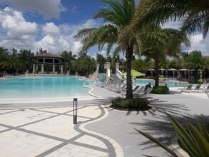 8005 NW 104th Ave in Doral, FL - Foto de edificio - Building Photo