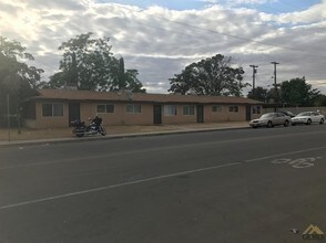 1330 Kentucky St in Bakersfield, CA - Building Photo - Building Photo