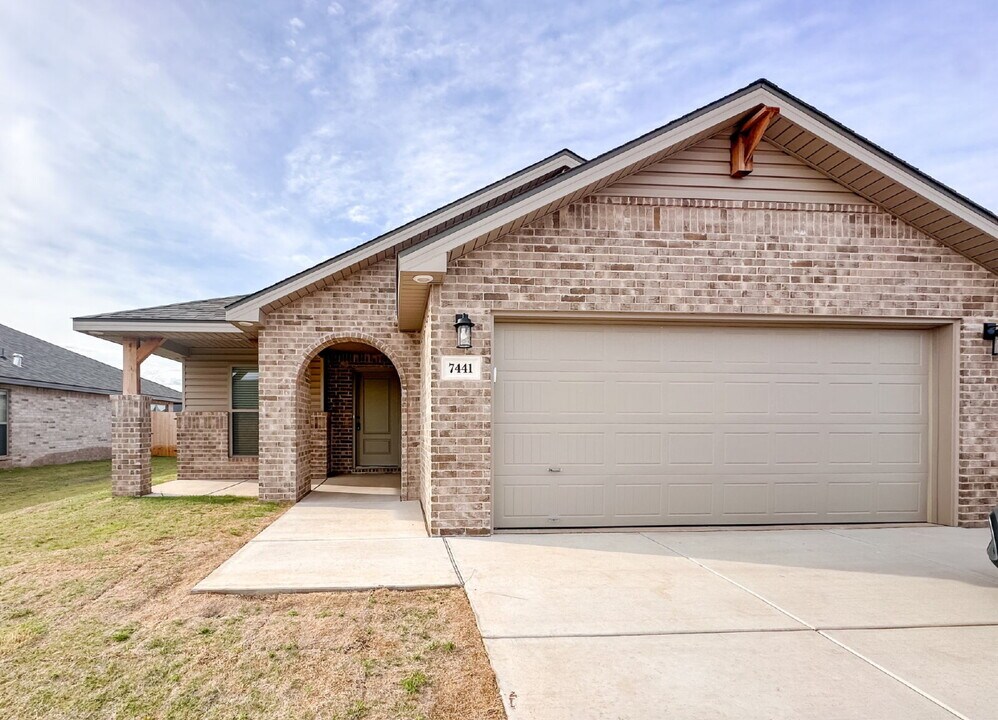 7441 28th St in Lubbock, TX - Foto de edificio