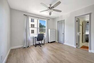 2400 NE 33rd Ave, Unit 211 in Fort Lauderdale, FL - Building Photo - Building Photo