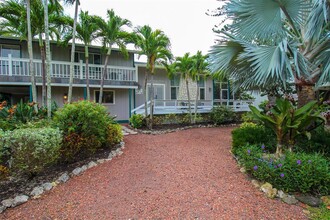 6830 Hughes St in Longboat Key, FL - Foto de edificio - Building Photo