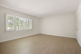 10908 SM Blvd, prime Westwood, near transit in Los Angeles, CA - Foto de edificio - Building Photo